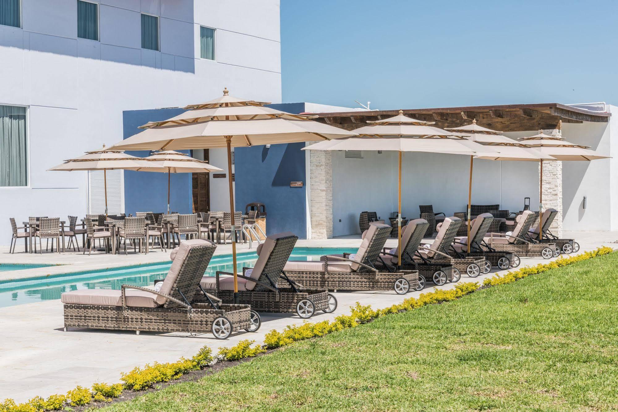 Hampton Inn & Suites By Hilton Salamanca Bajio Exteriör bild