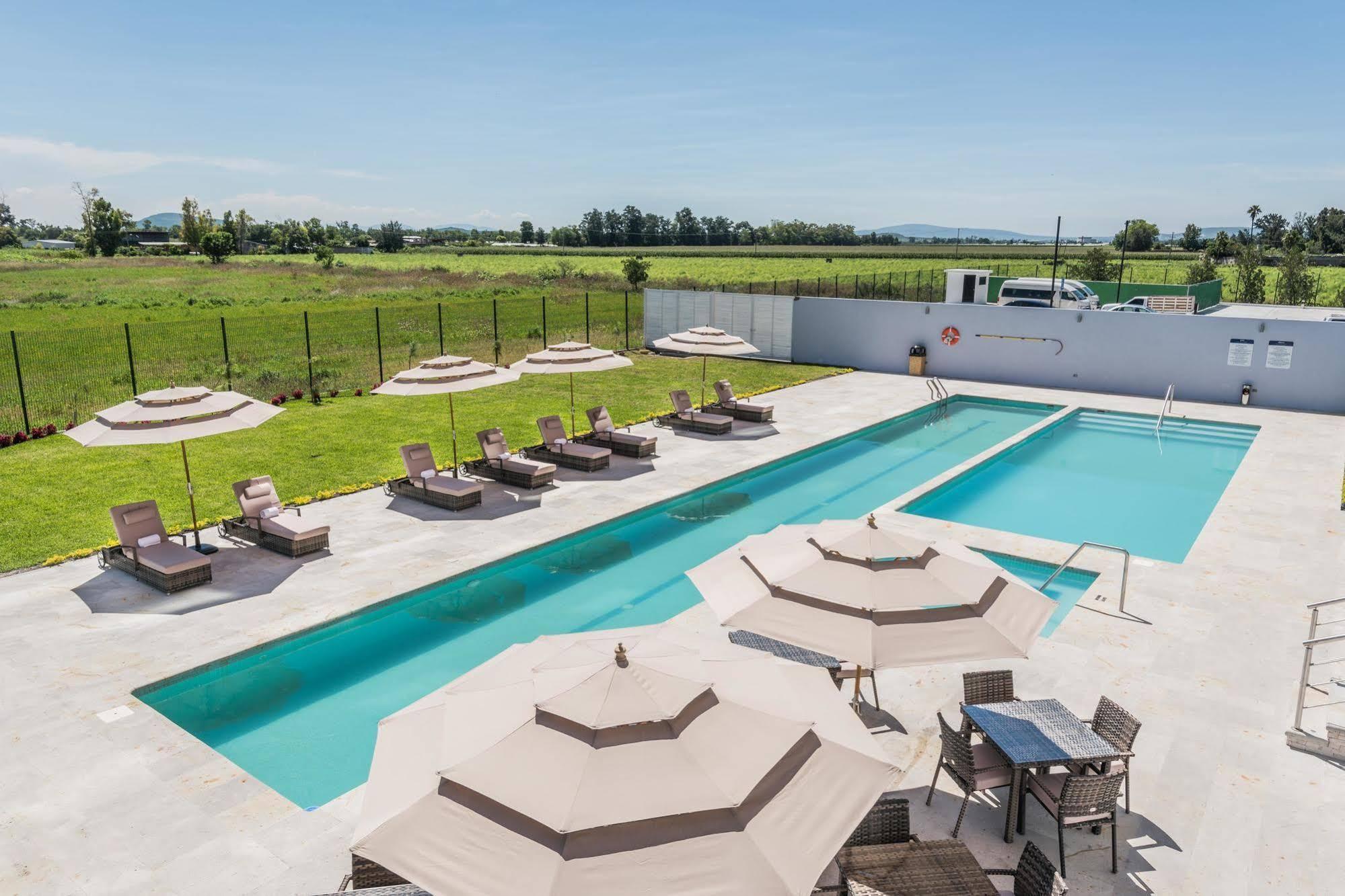 Hampton Inn & Suites By Hilton Salamanca Bajio Exteriör bild