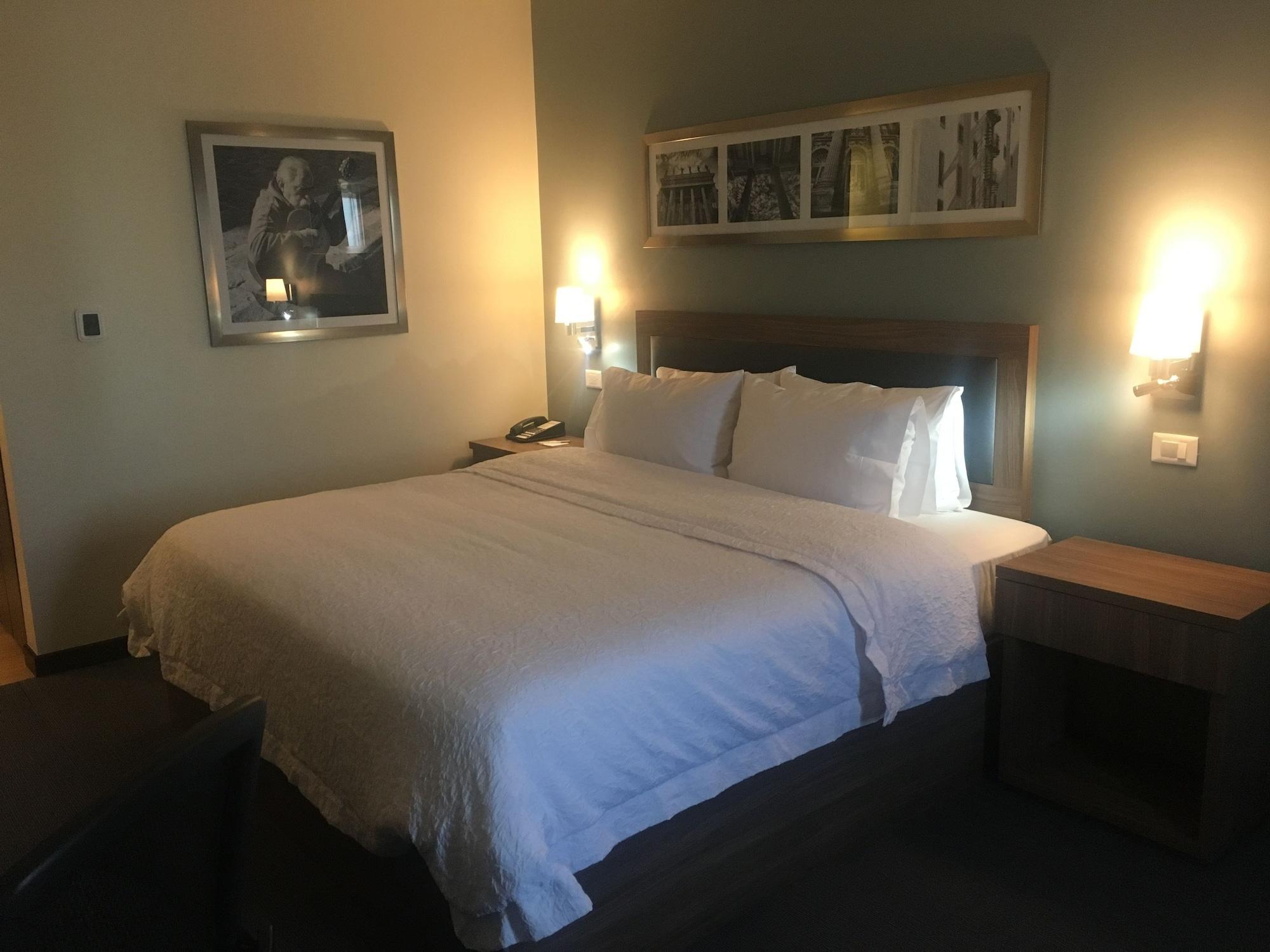 Hampton Inn & Suites By Hilton Salamanca Bajio Exteriör bild