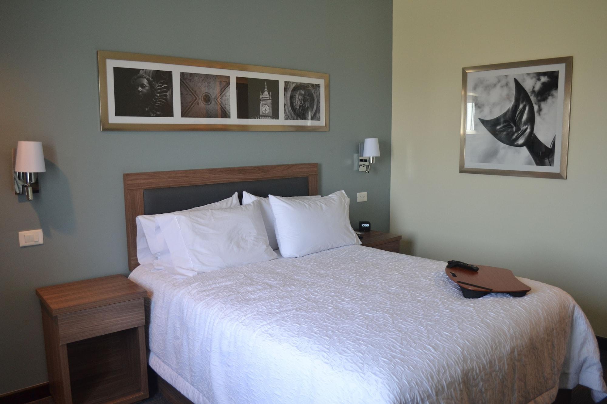 Hampton Inn & Suites By Hilton Salamanca Bajio Exteriör bild