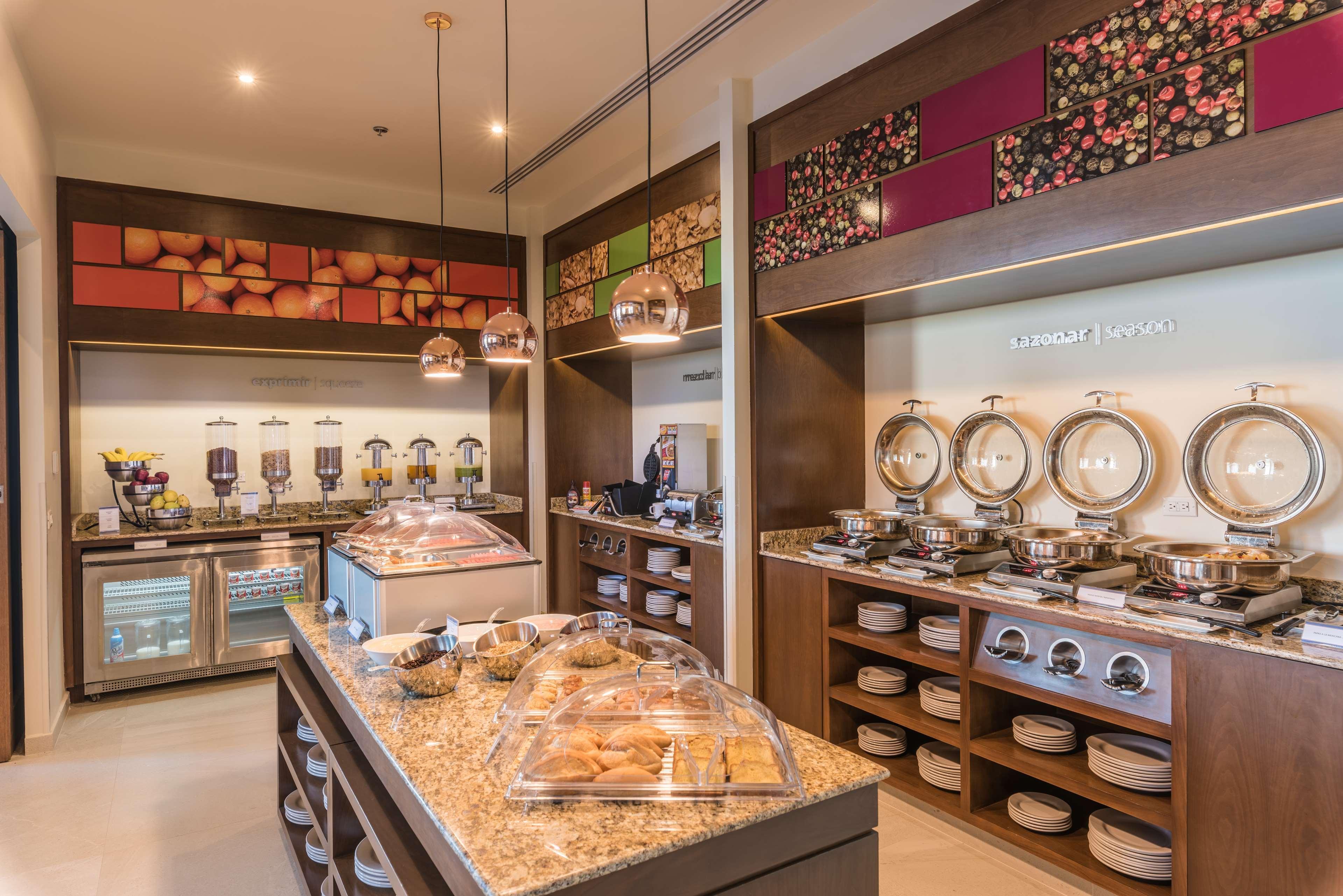 Hampton Inn & Suites By Hilton Salamanca Bajio Exteriör bild