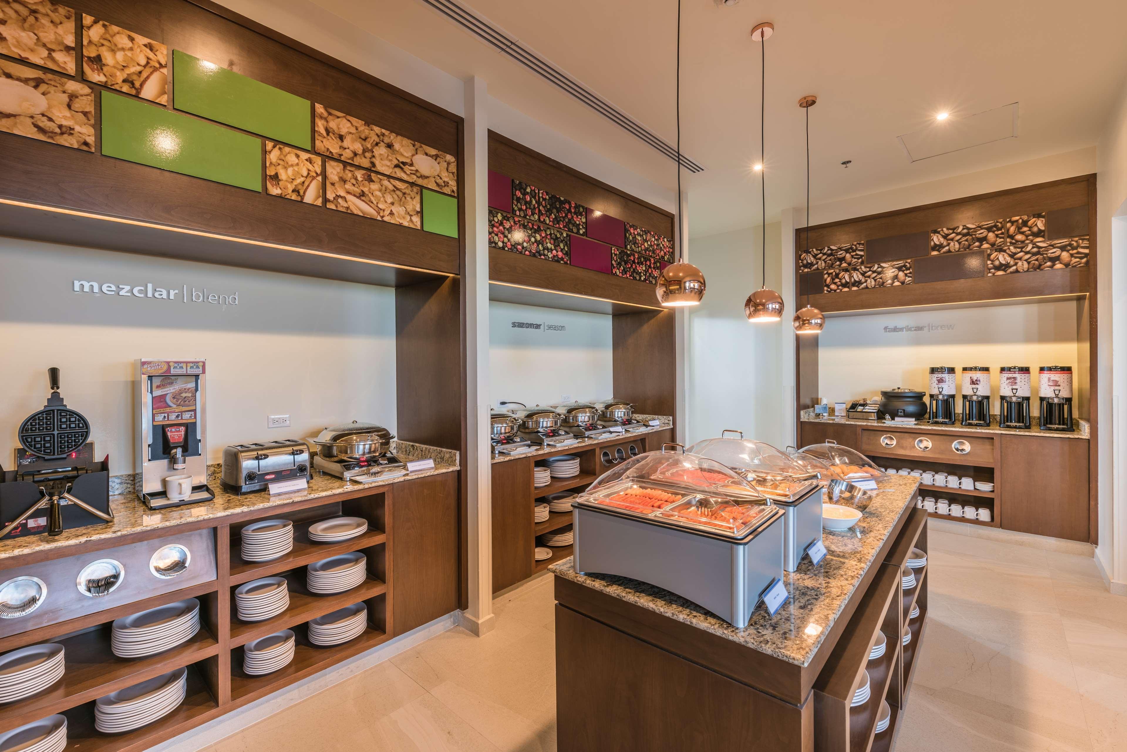 Hampton Inn & Suites By Hilton Salamanca Bajio Exteriör bild