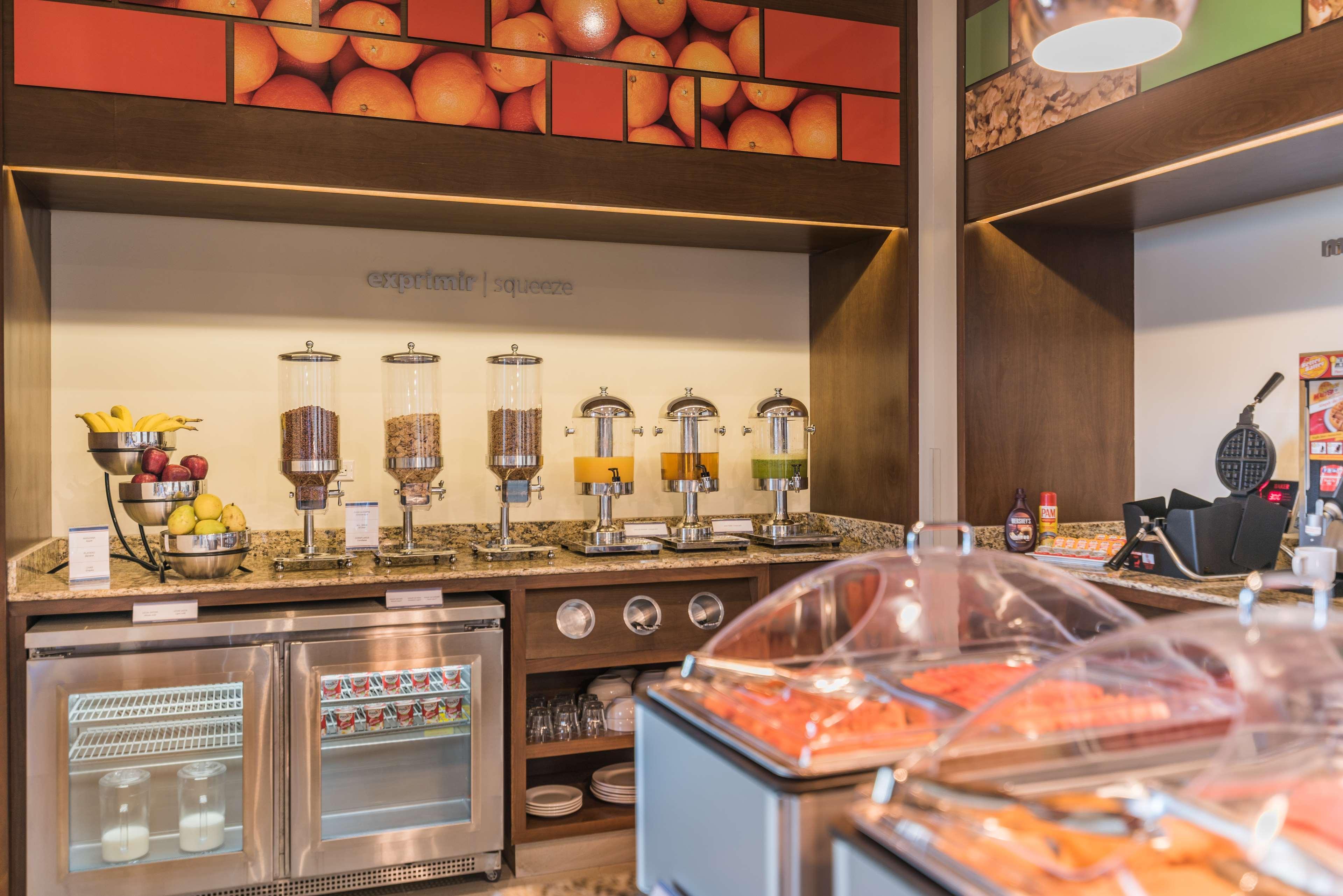Hampton Inn & Suites By Hilton Salamanca Bajio Exteriör bild
