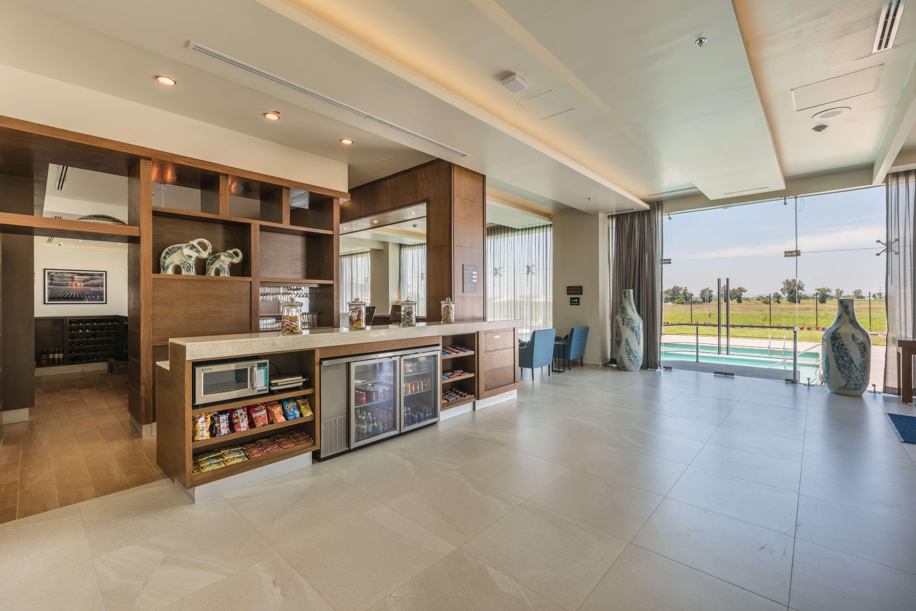 Hampton Inn & Suites By Hilton Salamanca Bajio Exteriör bild