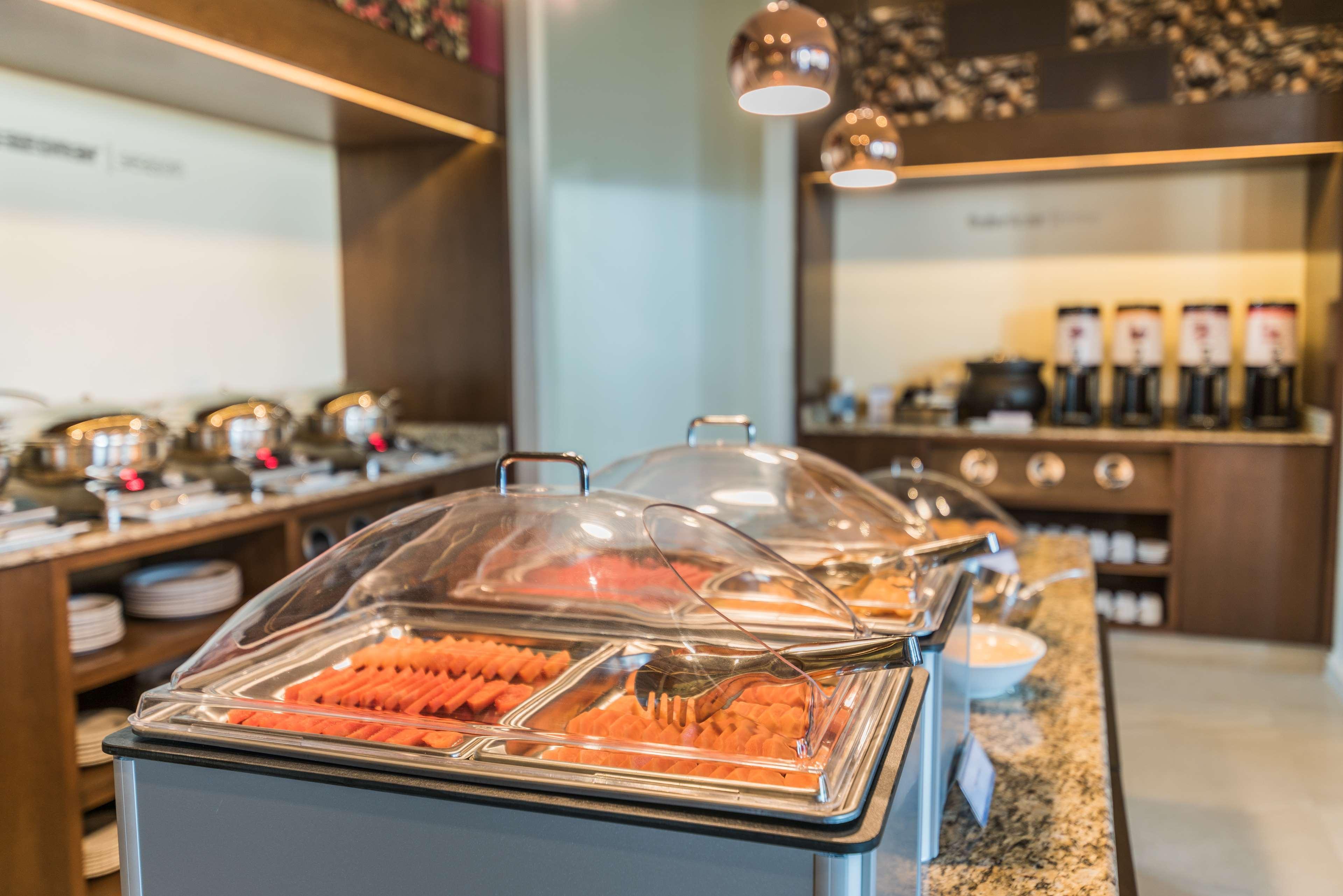 Hampton Inn & Suites By Hilton Salamanca Bajio Exteriör bild