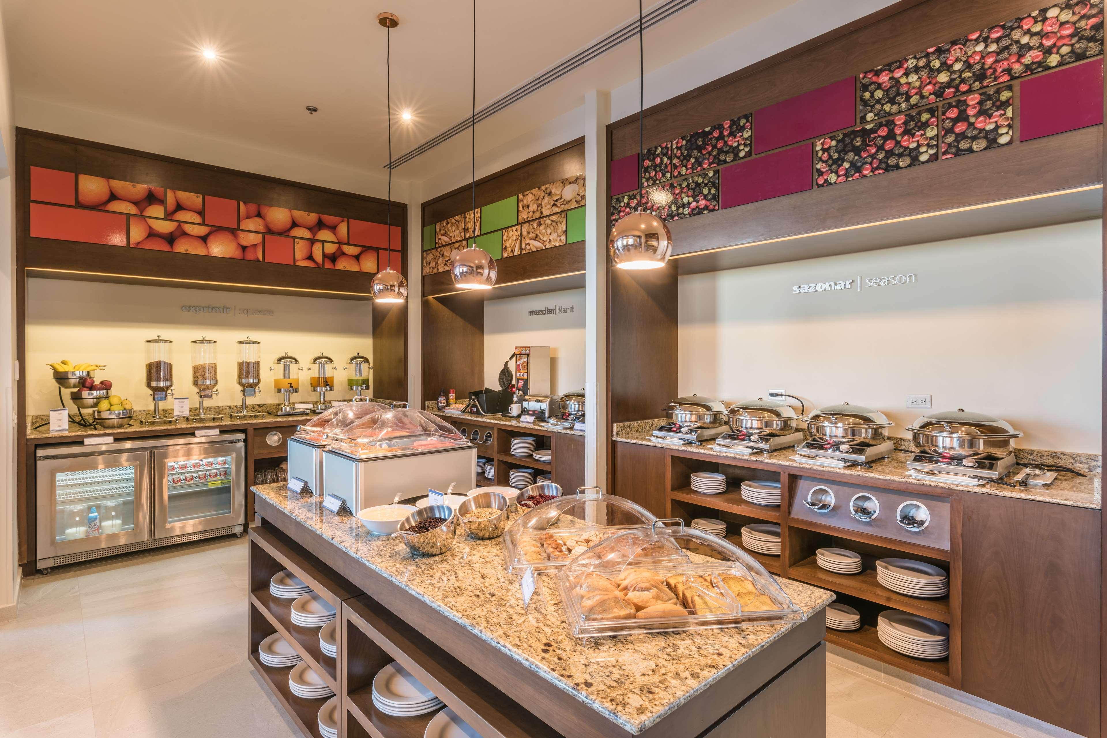 Hampton Inn & Suites By Hilton Salamanca Bajio Exteriör bild