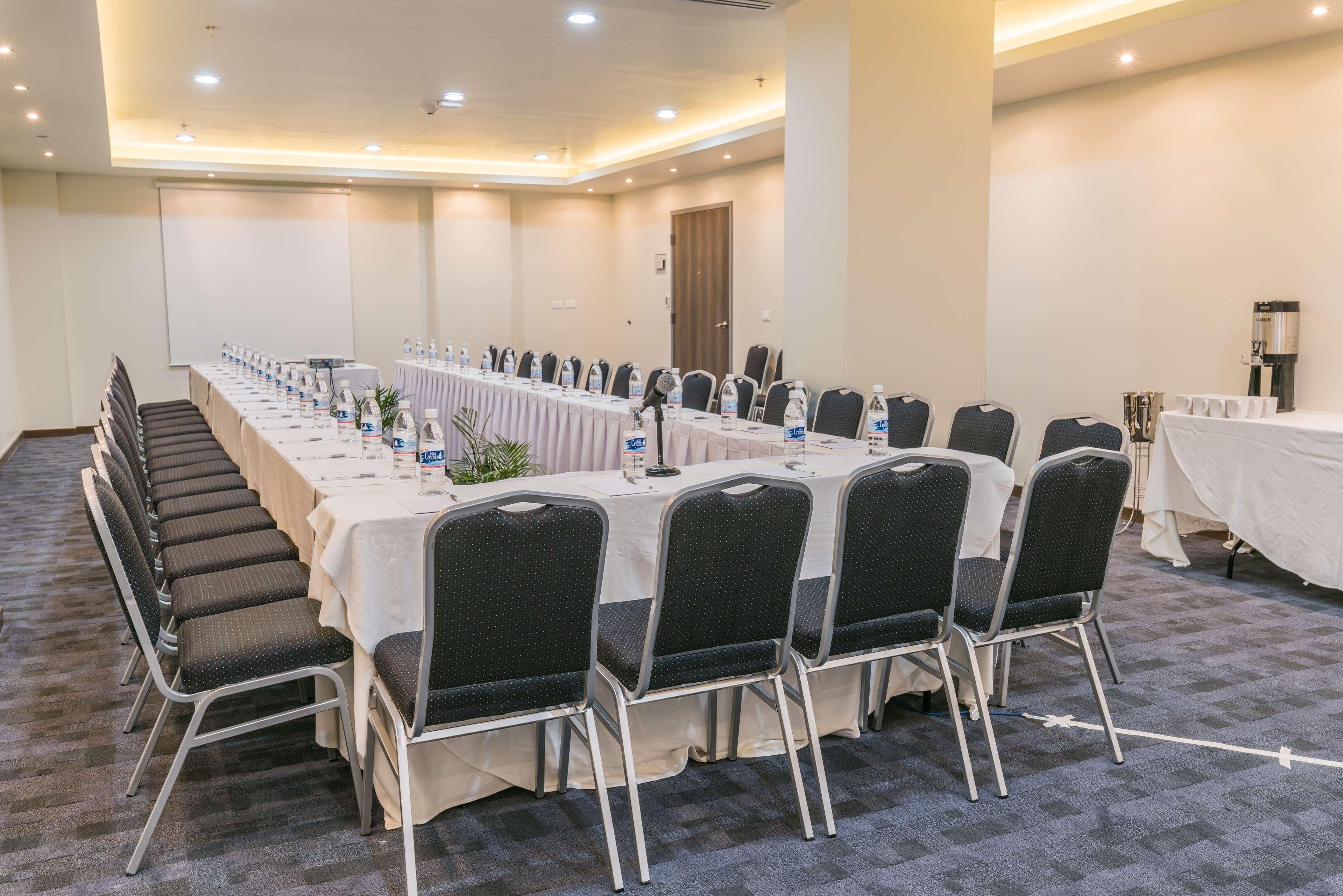 Hampton Inn & Suites By Hilton Salamanca Bajio Exteriör bild