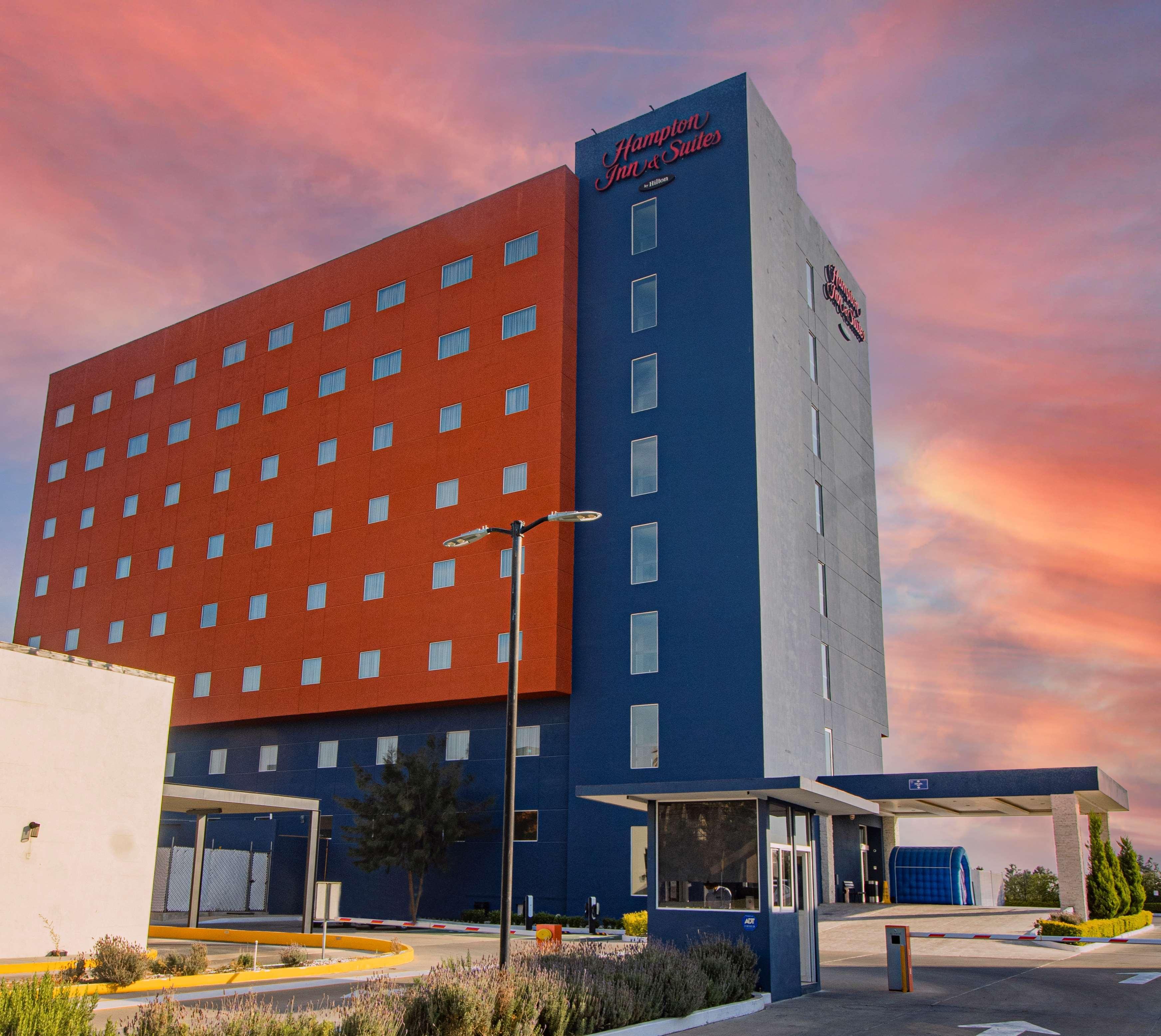 Hampton Inn & Suites By Hilton Salamanca Bajio Exteriör bild