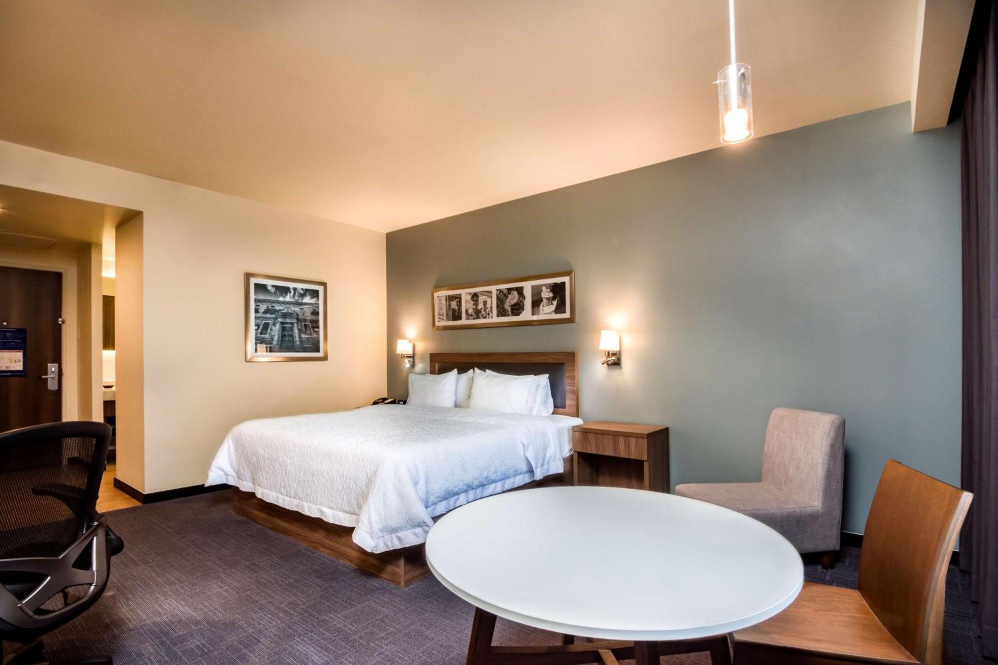 Hampton Inn & Suites By Hilton Salamanca Bajio Exteriör bild