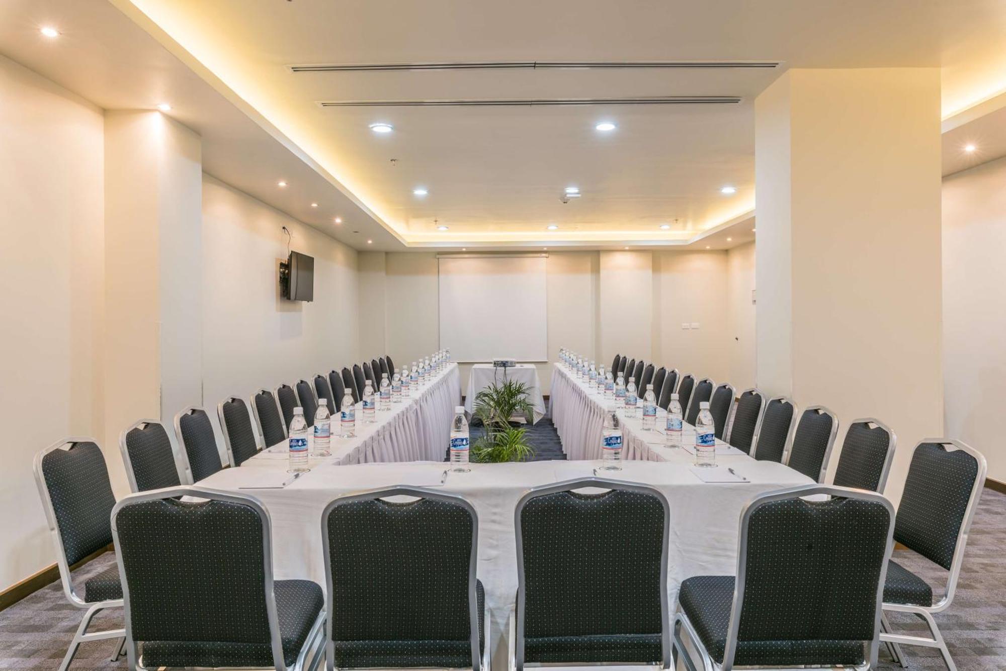 Hampton Inn & Suites By Hilton Salamanca Bajio Exteriör bild