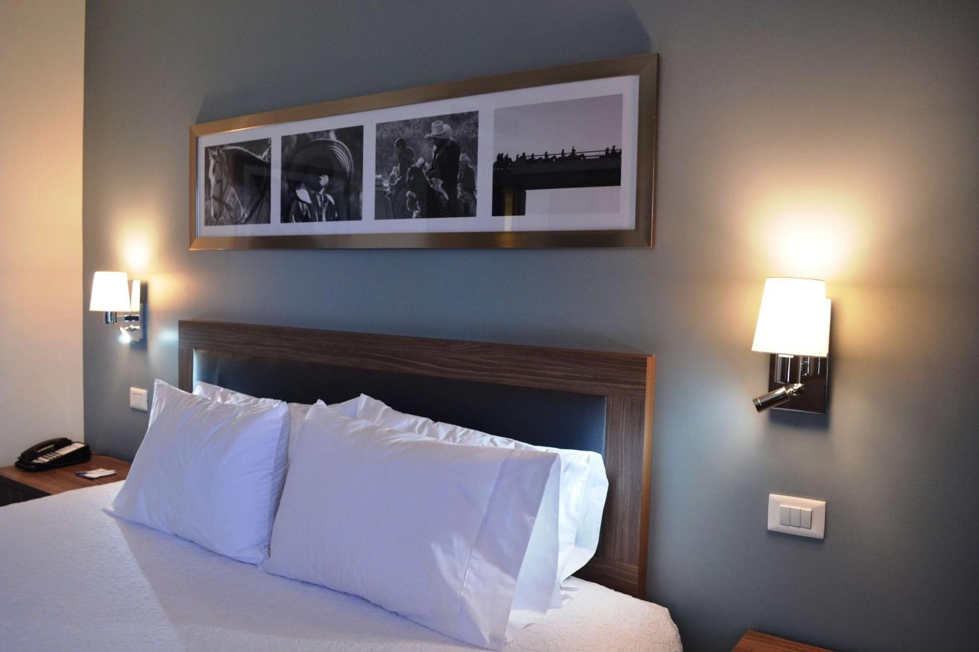 Hampton Inn & Suites By Hilton Salamanca Bajio Exteriör bild