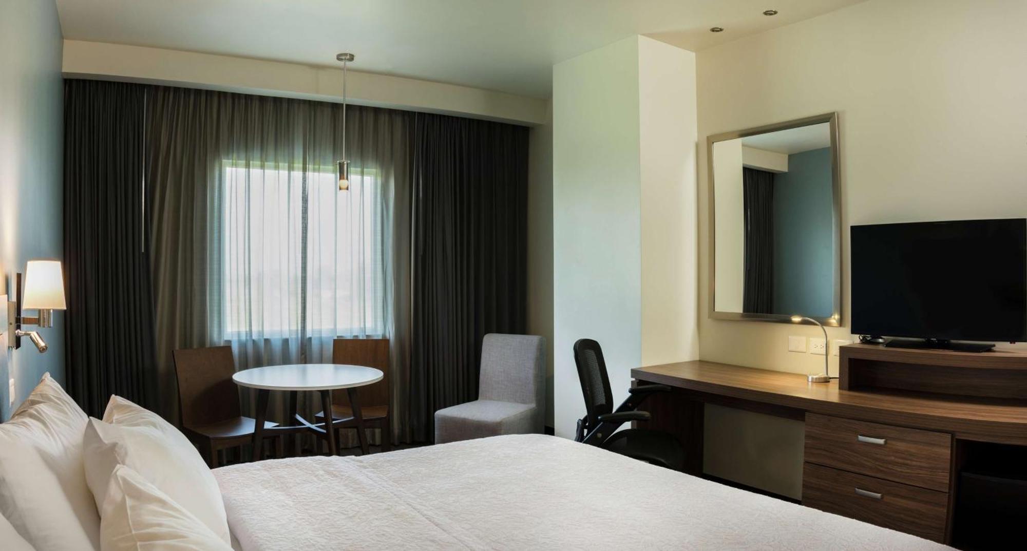 Hampton Inn & Suites By Hilton Salamanca Bajio Exteriör bild