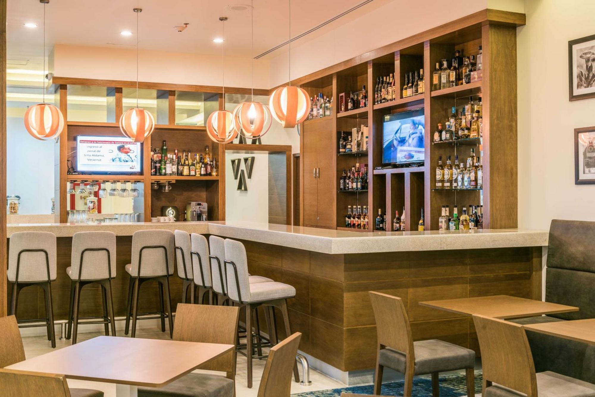 Hampton Inn & Suites By Hilton Salamanca Bajio Exteriör bild