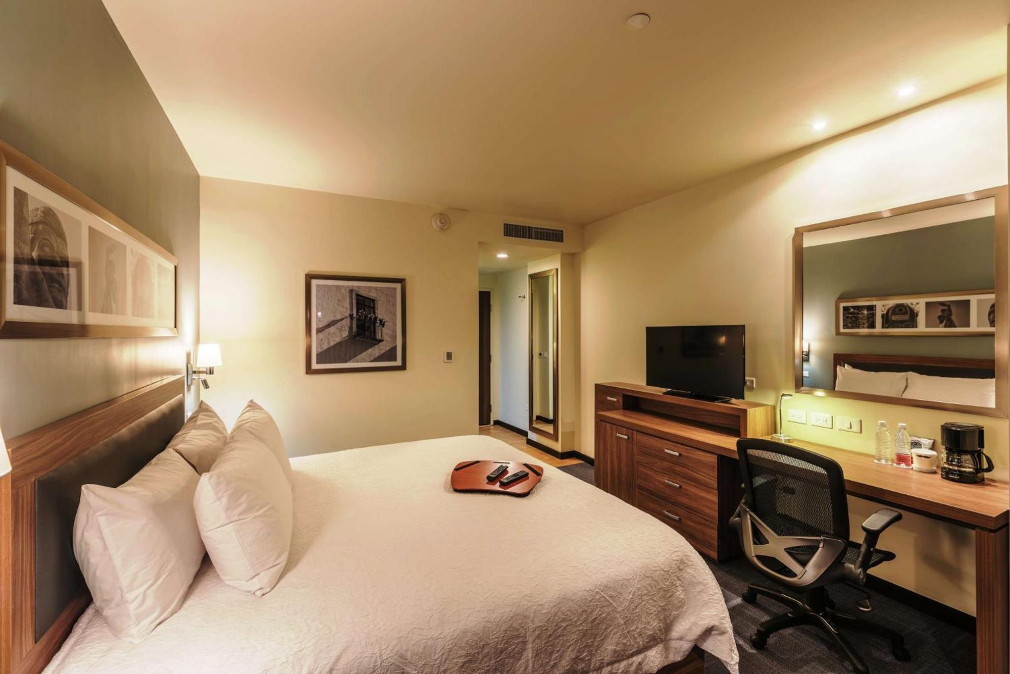 Hampton Inn & Suites By Hilton Salamanca Bajio Exteriör bild