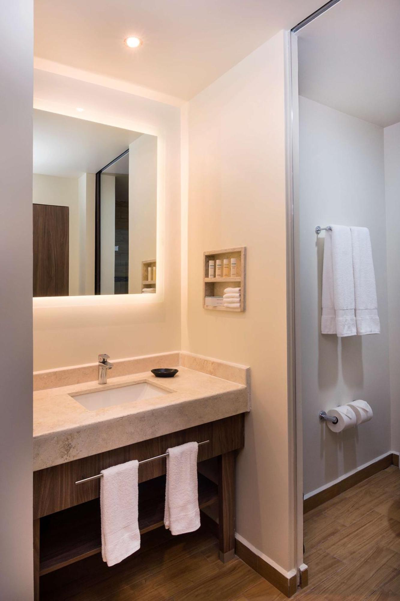 Hampton Inn & Suites By Hilton Salamanca Bajio Exteriör bild