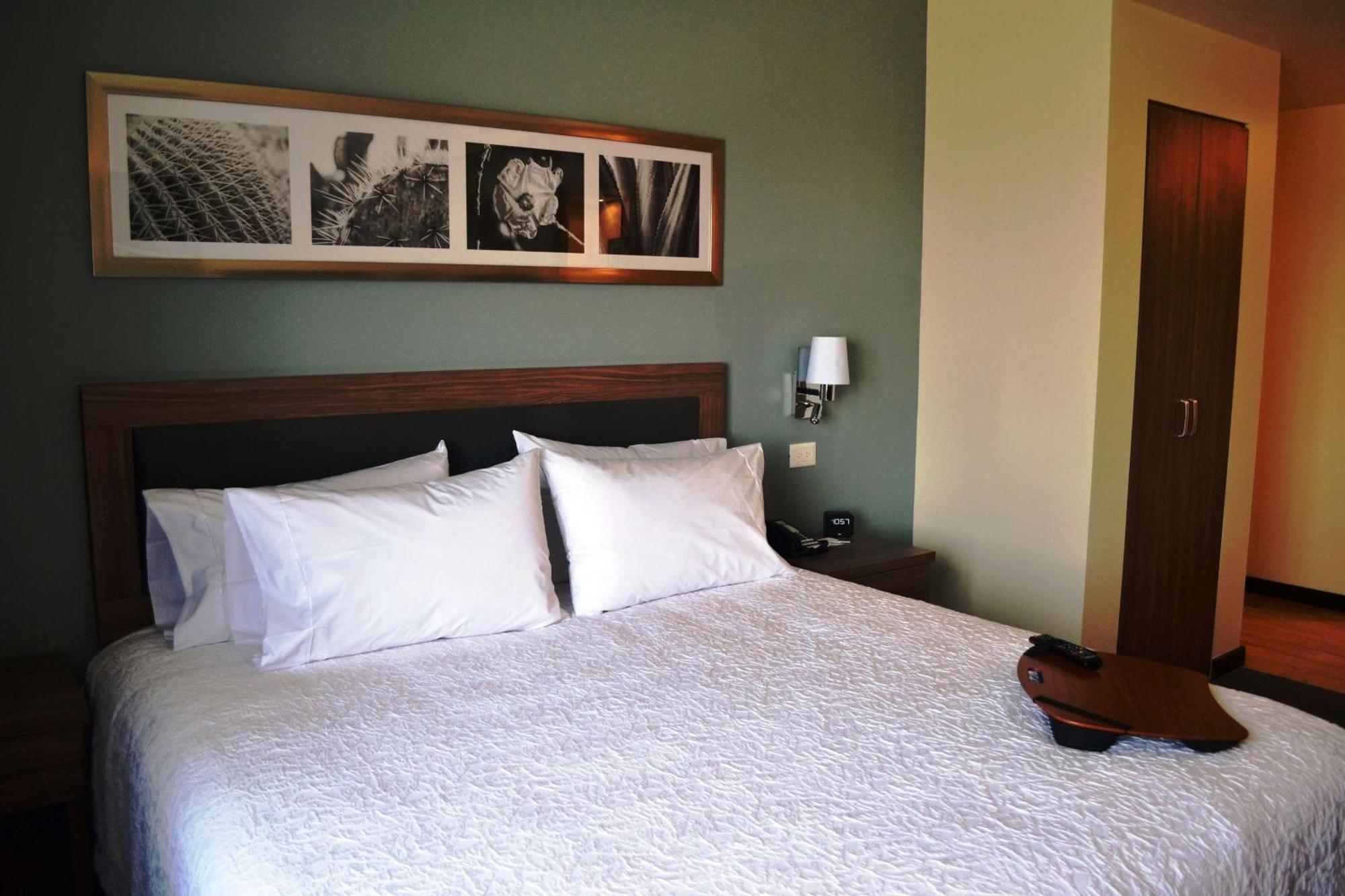 Hampton Inn & Suites By Hilton Salamanca Bajio Exteriör bild