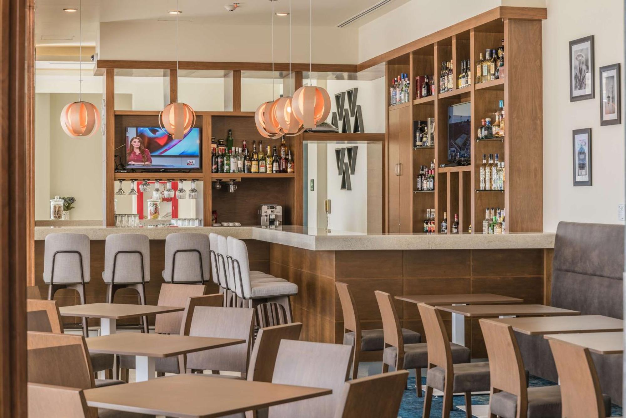 Hampton Inn & Suites By Hilton Salamanca Bajio Exteriör bild