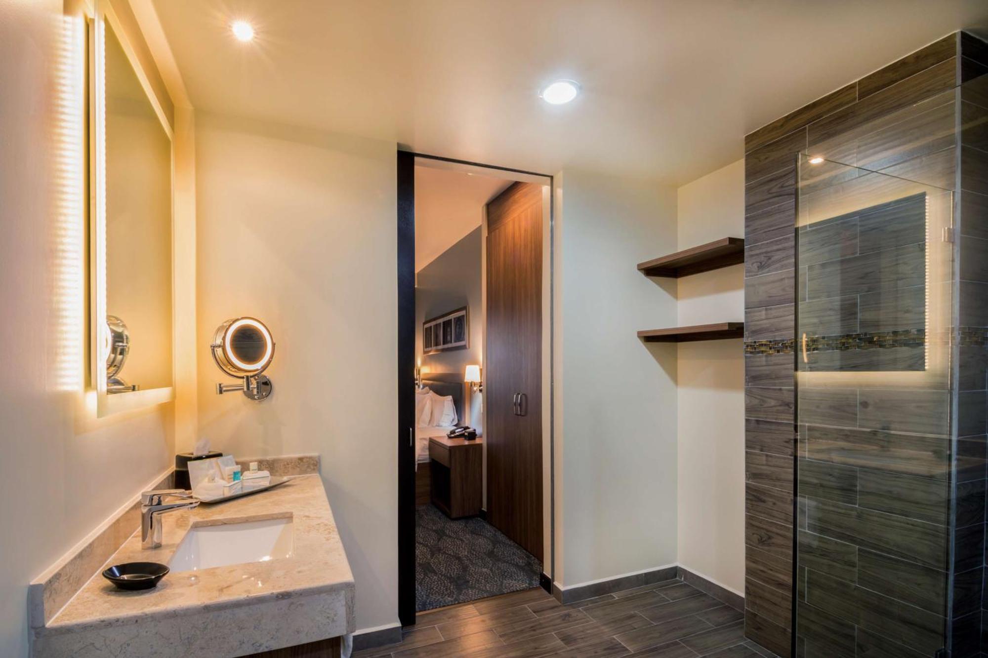 Hampton Inn & Suites By Hilton Salamanca Bajio Exteriör bild