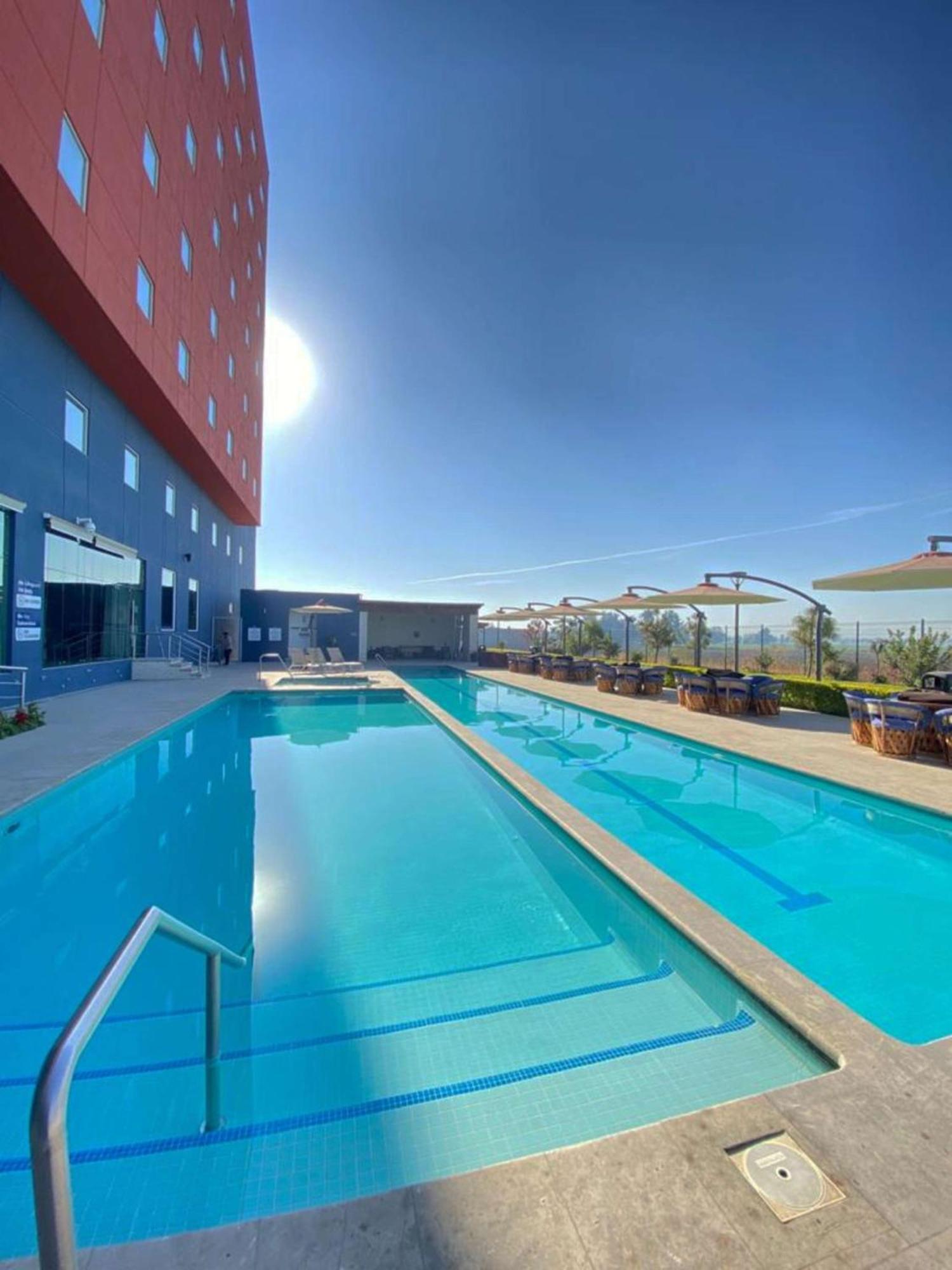Hampton Inn & Suites By Hilton Salamanca Bajio Exteriör bild