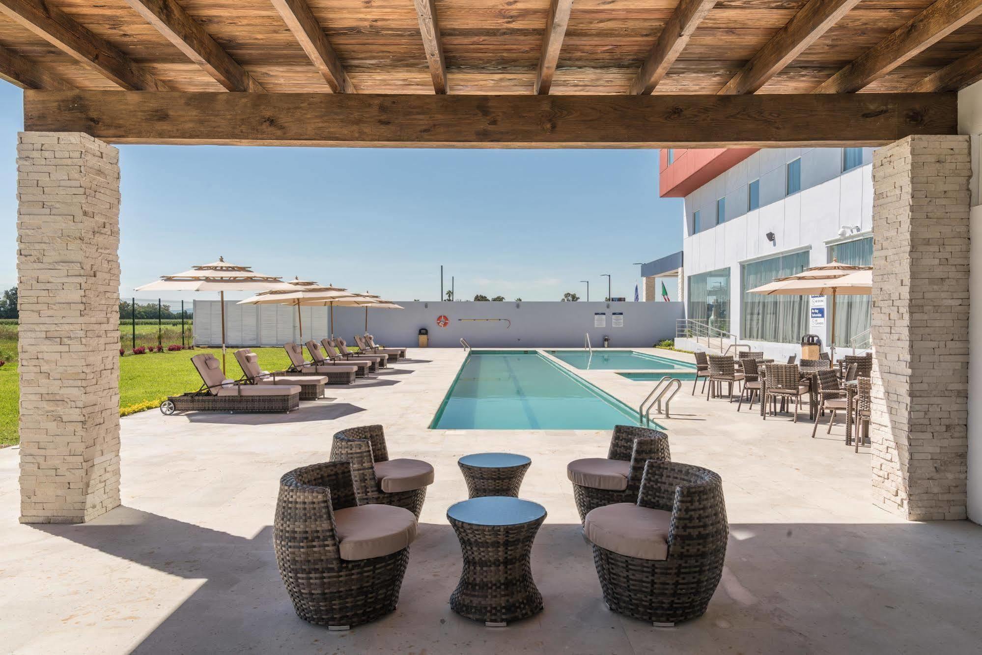 Hampton Inn & Suites By Hilton Salamanca Bajio Exteriör bild