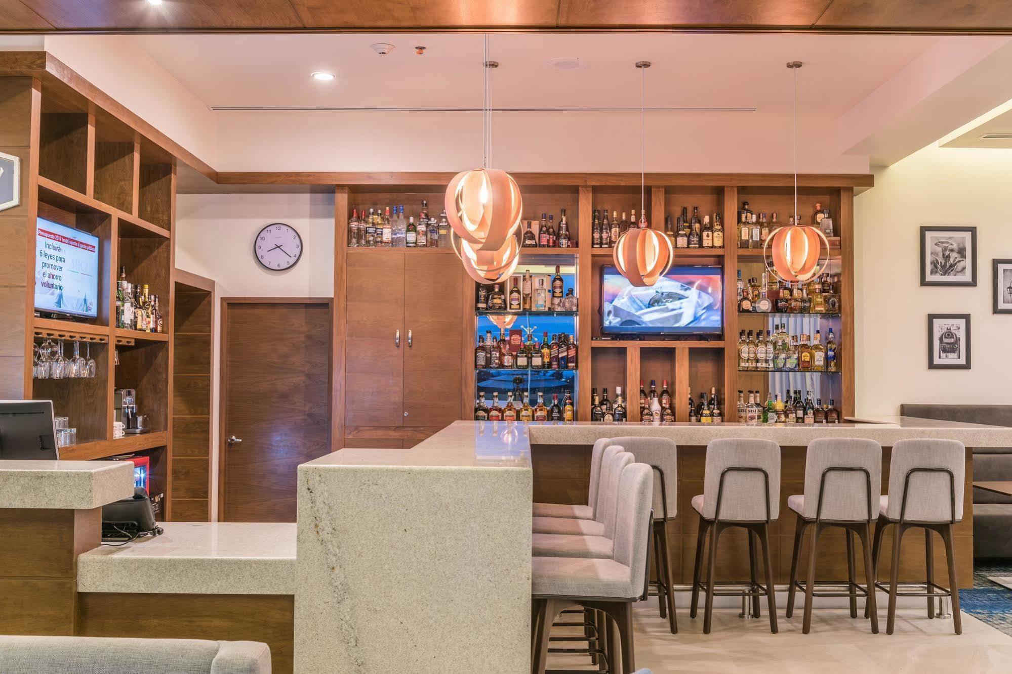 Hampton Inn & Suites By Hilton Salamanca Bajio Exteriör bild